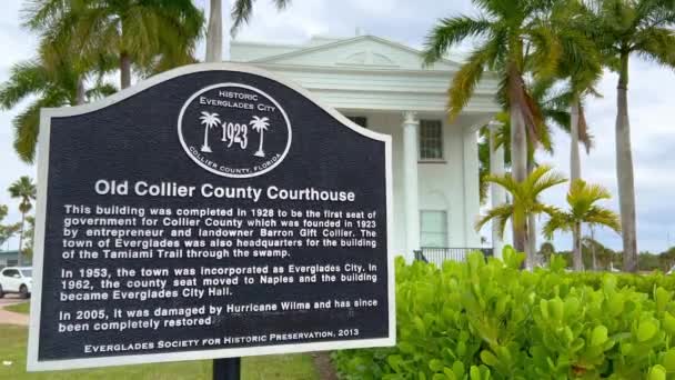 Old Co9llier County Court and Old City Hall in Everglades City - EVERGLADES CITY, UNITED STATES - FEBRUARY 20, 2022 — Stock video