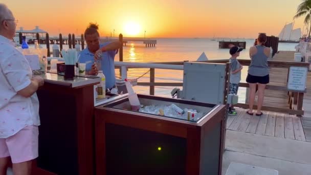 Famoso Sunset Pier em Key West é um lugar movimentado todas as noites - CHAVE WEST, ESTADOS UNIDOS - FEVEREIRO 20, 2022 — Vídeo de Stock