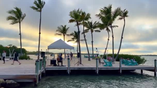 Beroemde World Wide Sportsman pier op de Florida Keys - ISLAMORADA, Verenigde Staten - FEBRUARI 20, 2022 — Stockvideo