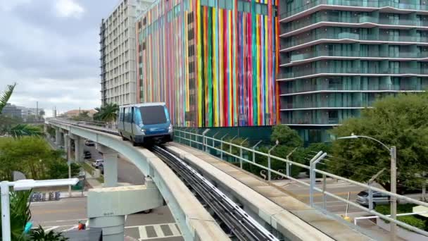 Metromover monorail in Miami Downtown - MIAMI, UNITED STATES - FEBRUARY 20, 2022 — стокове відео