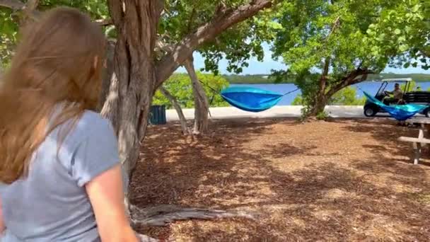 Hermosa playa con hamacas en los Cayos de Florida - FLORIDA KEYS, ESTADOS UNIDOS - 20 DE FEBRERO DE 2022 — Vídeo de stock