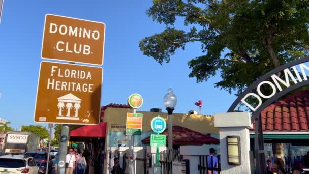 Domino Park στο Little Havana Calle Ocho - MIAMI, Ηνωμένες Πολιτείες - 20 Φεβρουαρίου 2022 — Αρχείο Βίντεο