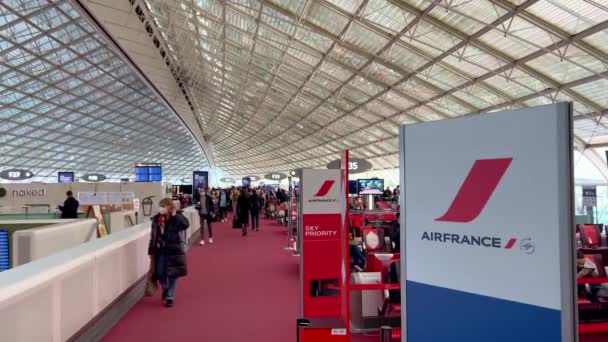 Terminal International Moderne à l'Aéroport de Paris Charles de Gaulle - PARIS, FRANCE - 21 FÉVRIER 2022 — Video