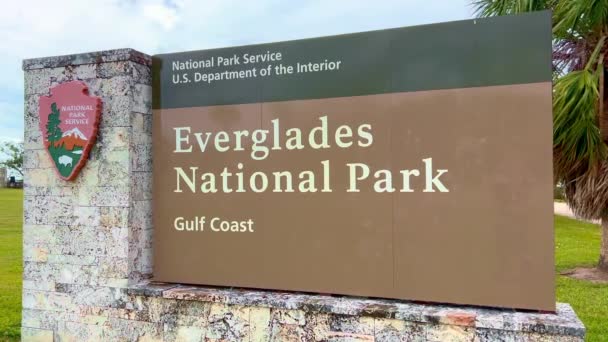 Znak wejścia do Parku Narodowego Everglades - EVERGLADES CITY, Stany Zjednoczone - LUTY 20, 2022 — Wideo stockowe