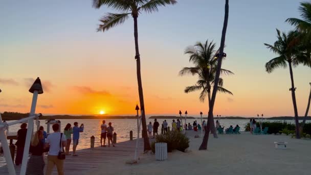 Gran muelle al atardecer en Islamorada - El deportista mundial - ISLAMORADA, ESTADOS UNIDOS - 20 DE FEBRERO DE 2022 — Vídeo de stock