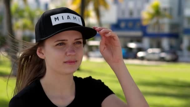 Młoda piękna kobieta cieszy się słońcem Miami Beach — Wideo stockowe