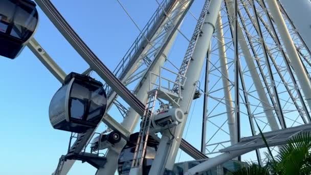 Sky view Ferris Wheel at Bayside Marketplace Miami - MIAMI, FÖRENADE STATERNA - ΦRUARI 20, 2022 — Stockvideo
