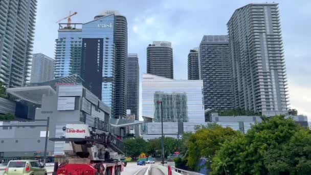 Arquitetura moderna no centro de Miami no distrito de Brickell - MIAMI, ESTADOS UNIDOS - 20 de fevereiro de 2022 — Vídeo de Stock
