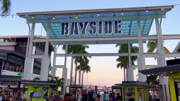 Marché populaire de Bayside dans le centre-ville de Miami - MIAMI, ÉTATS-UNIS - 20 FÉVRIER 2022 — Video