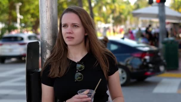 Ung vacker kvinna tar en kall drink i solen i Miami Beach — Stockvideo