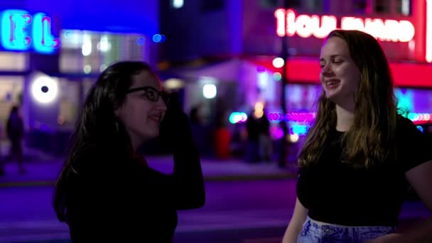 Dwie dziewczyny w Miami Beach w nocy - kolorowy Ocean Drive South Beach — Wideo stockowe
