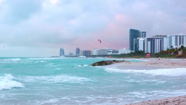 Increíble Miami Beach con su agua azul del océano — Vídeos de Stock