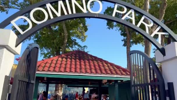 리틀 아바 나 칼레 오초에 있는 유명 한 도미노 공원 - 미국, 미나미 - 2022 년 2 월 20 일 — 비디오