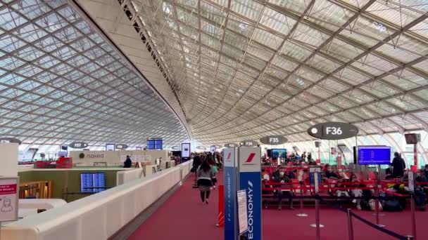 Modern International Terminal at Paris Airport Charles de Gaulle CDG - PARIS, FRANCIA - 21 DE FEBRERO DE 2022 — Vídeos de Stock