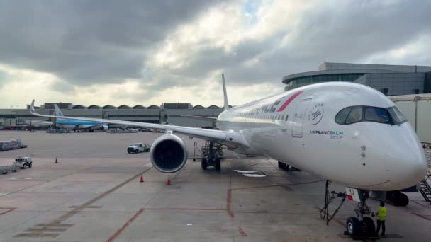 Air France Aircaft en el Aeropuerto Internacional de Miami - MIAMI, ESTADOS UNIDOS - 20 DE FEBRERO DE 2022 — Vídeo de stock