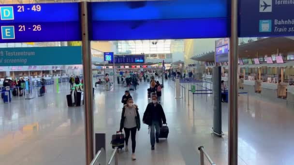 Viajar do Aeroporto de Frankfurt - FRANKFURT, ALEMANHA - FEVEREIRO 13, 2022 — Vídeo de Stock