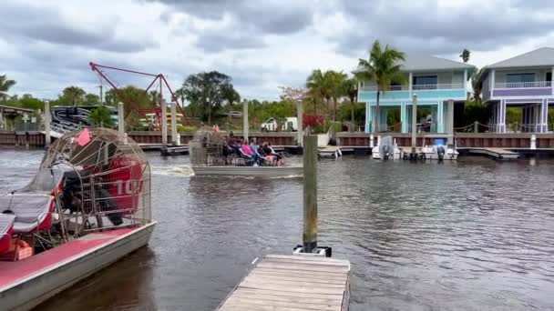Airboat Tours à travers les Everglades - EVERGLADES CITY, ÉTATS-UNIS - 20 FÉVRIER 2022 — Video