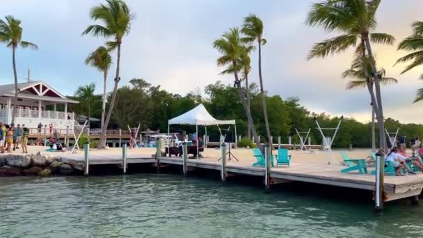Bayside Marina en Islamorada es un lugar popular para relajarse y disfrutar de la puesta de sol - ISLAMORADA, ESTADOS UNIDOS - 20 de FEBRERO de 2022 — Vídeos de Stock