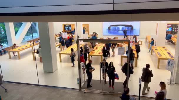 Apple Store in Miami Downtown - MIAMI, ESTADOS UNIDOS - FEVEREIRO 20, 2022 — Vídeo de Stock