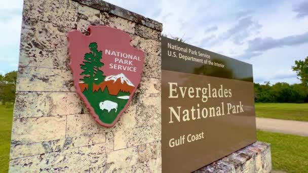 Znak wejścia do Parku Narodowego Everglades - EVERGLADES CITY, Stany Zjednoczone - LUTY 20, 2022 — Wideo stockowe