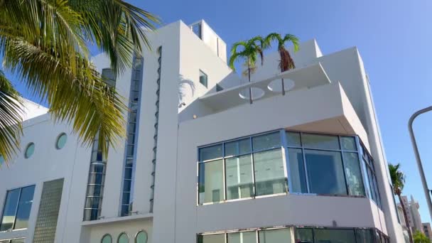 Vacker arkitektur på Art Deco distriktet Miami Beach - MIAMI, FÖRENADE STATERNA - and RUARI 20, 2022 — Stockvideo