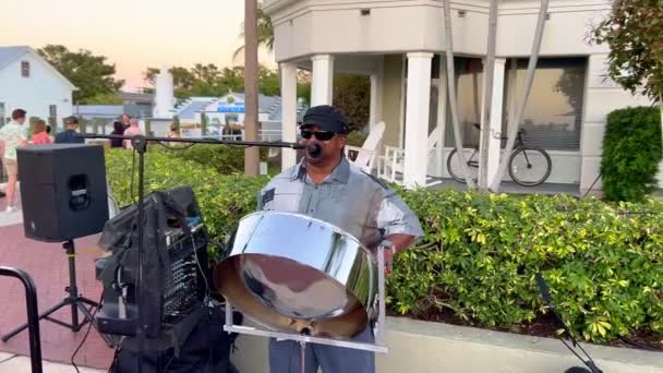 Street musician on Key West - KEY WEST, UNITED STATES - 20 февраля 2022 — стоковое видео