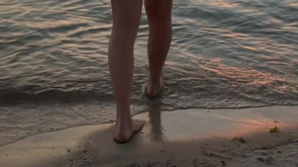 Entspannen am Strand von Miami nach Sonnenuntergang — Stockvideo