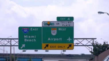 Miami Plajı ve Havalimanı 'na giden yolda yön tabelası