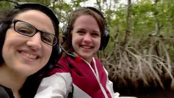 Chicas divirtiéndose con un paseo en lancha en los Everglades — Vídeos de Stock