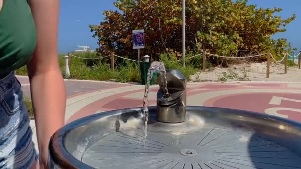 Trinken Sie einen Schluck Wasser auf der Straße in Miami Beach — Stockvideo