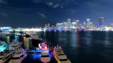 Miami 'nin gece silueti - Timelapse shot - MIAMI, FLORIDA - 20 Şubat 2022