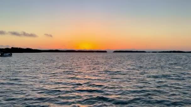 Όμορφο ηλιοβασίλεμα πάνω από ήρεμα νερά του ωκεανού — Αρχείο Βίντεο