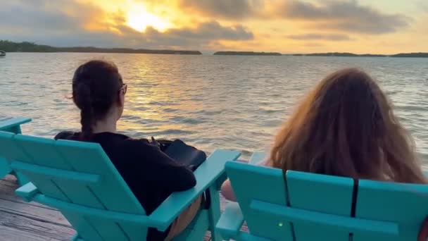 Beautiful Florida Keys - Sente-se à beira da água calma e desfrutar do pôr do sol — Vídeo de Stock