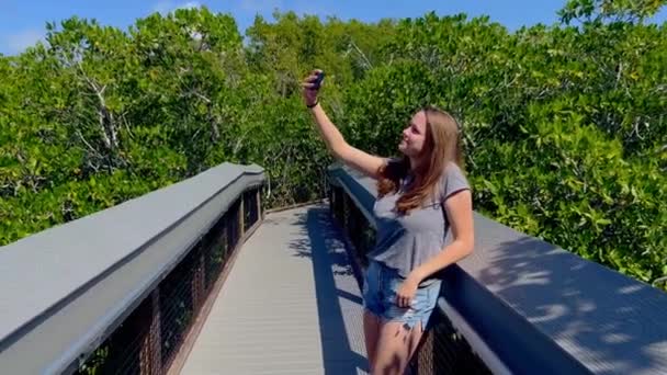 Делая селфи в природе Флоридас - Мангровый лесной тропа — стоковое видео