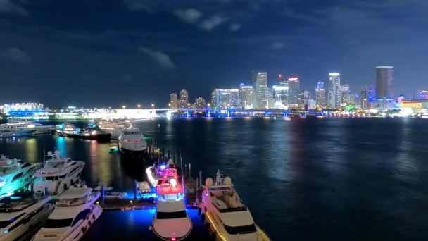 Skyline van Miami 's nachts - timelapse shot - MIAMI, FLORIDA - FEBRUARI 20, 2022 — Stockvideo