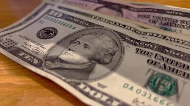 Počítání pár dolarových bankovek na stole — Stock video