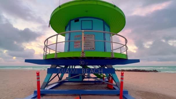 Miami Plajı 'ndaki cankurtaranlar evi. — Stok video