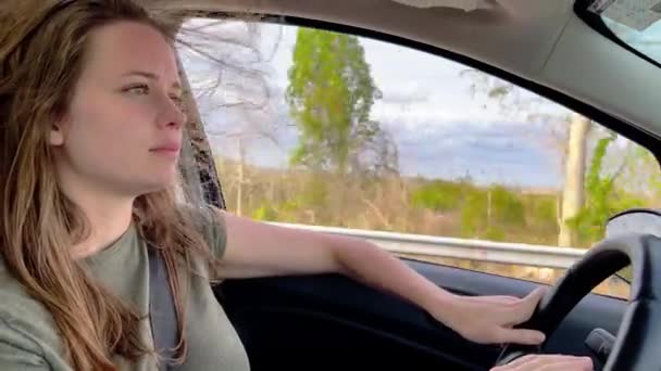 자동차 가까이 총을 마시고 있는 젊은 여자 — 비디오