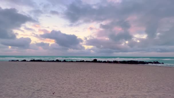 在北迈阿密海滩的阴天空旷的海滩 — 图库视频影像
