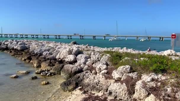 Overzeese snelweg bij Bahia Honda State Park in de Florida Keys — Stockvideo