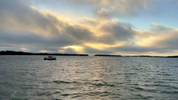 Klidné moře s zataženou večerní oblohou — Stock video
