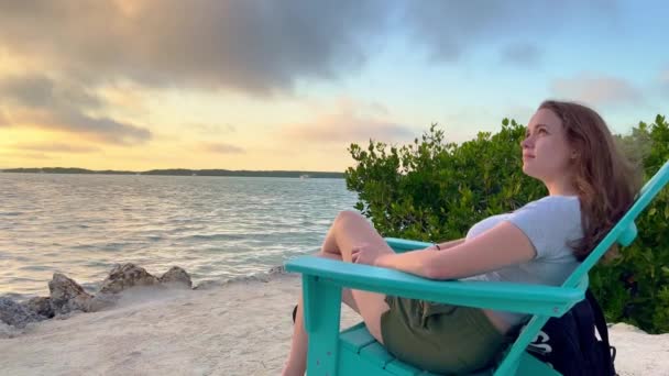 Beautiful Florida Keys - Sente-se à beira da água calma e desfrutar do pôr do sol — Vídeo de Stock