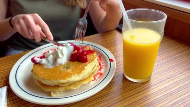 Makan pancake yang baru dipanggang — Stok Video