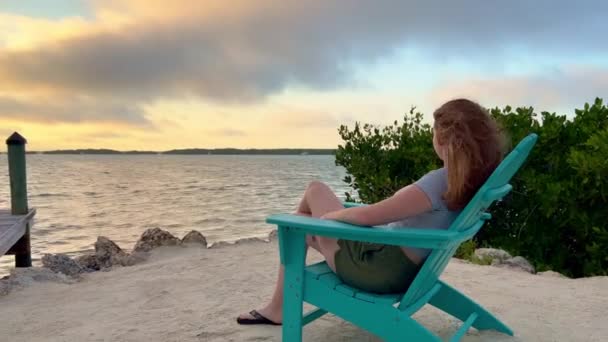 Belle Floride Keys Asseyez-vous près de l'eau calme et profiter du coucher du soleil — Video