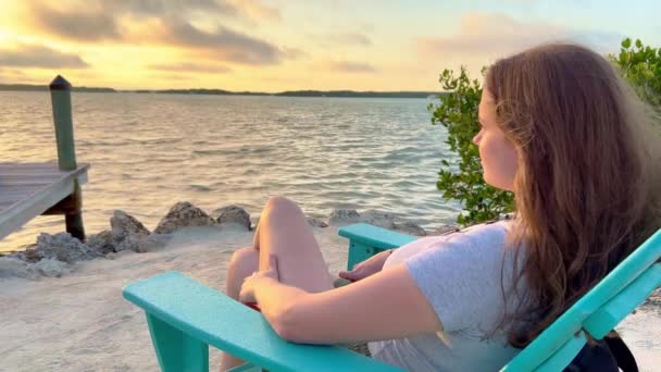 Belle Floride Keys Asseyez-vous près de l'eau calme et profiter du coucher du soleil — Video