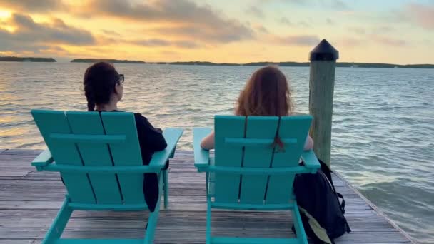 Güzel Florida Keys Sakin suyun kenarında otur ve günbatımının tadını çıkar — Stok video