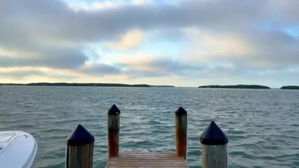 Mooie steiger op het kalme water van de Florida Keys — Stockvideo