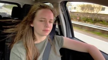 Araba içen genç bir kadın. Yakın çekim.