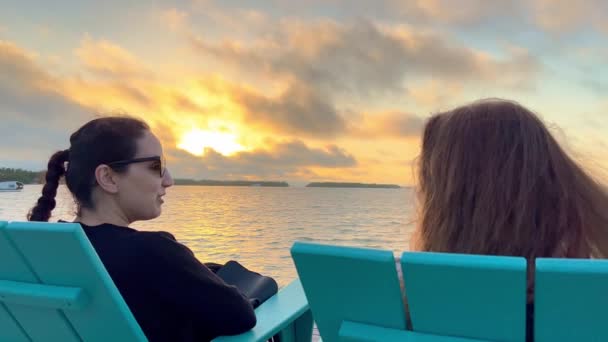 Hermosos Cayos de Florida - Sentarse junto al agua tranquila y disfrutar de la puesta de sol — Vídeo de stock