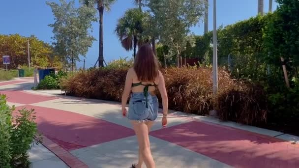 Marcher sur une promenade à Miami North Beach — Video